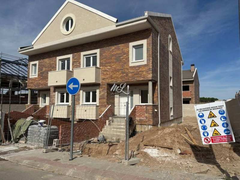 New construction Chalet pareado en Burguillos de Toledo in Burguillos de Toledo photo 3