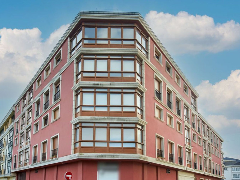 Vivienda y garajes en C/ Uxio Novoneyra, Foz (Lugo)