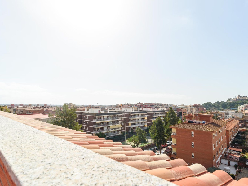 Venta de piso en Calle Ramón Otero Pedrayo, 65, Castelldefels
 photo 2