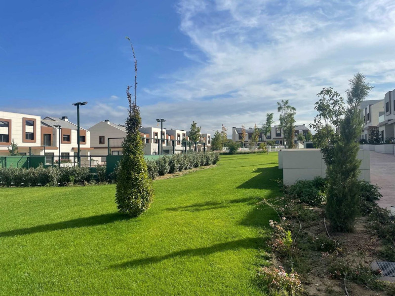 Venta de chalet adosado en Calle Cabo de Finisterre s/n , Boadilla del Monte photo 3