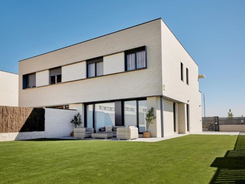 Venta de chalet adosado en  Calle Ebro s/n , Villaviciosa de Odón photo 2