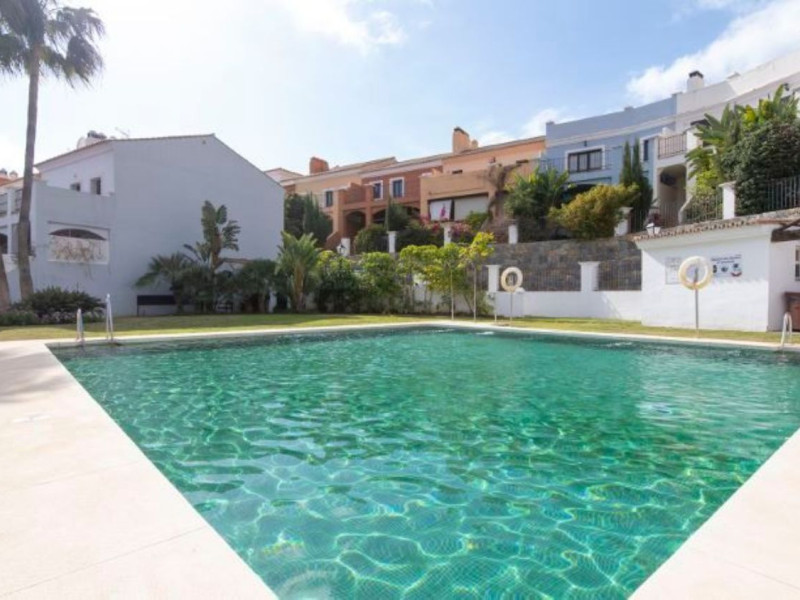 Obra nueva Residenc. Montevideo Hills en Estepona (Revista) photo 1