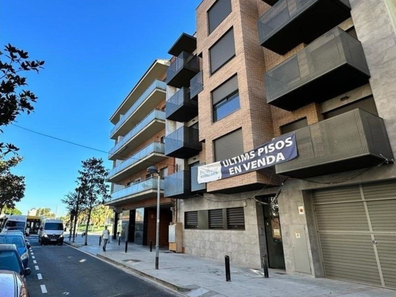Sale of apartment in Calle de Joaquim Rubió i Ors, 5, Cornellà de Llobregat
photo 2