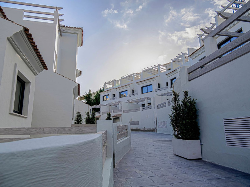 Venta de chalet adosado en Calle del Priorato s/n , Estepona photo 5