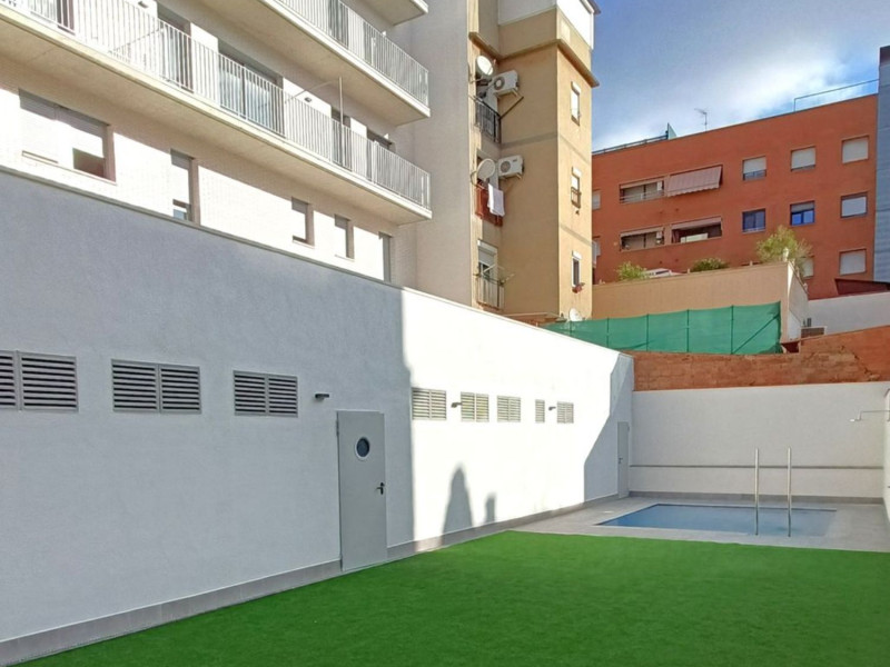 Sale of apartment in Calle Canelones, 16, Badalona
photo 2