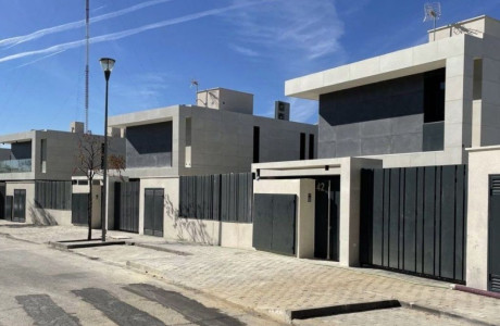 Chalet independiente en venta en  Calle Isla de Córcega , 44, Pozuelo de Alarcón photo 1