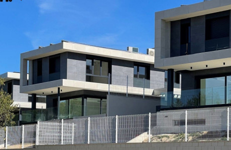 Chalet independiente en venta en  Calle Isla de Córcega , 44, Pozuelo de Alarcón photo 4