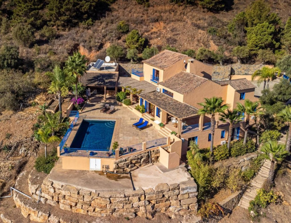 Chalet independiente en venta en Avenida de los Reales, Estepona thumbnail 1