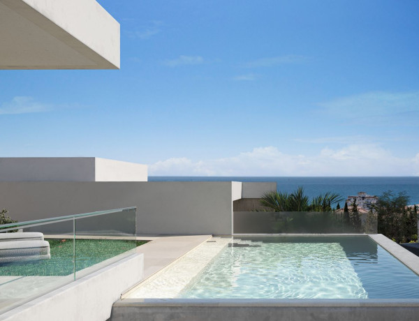 Detached villa for sale in Urbanizacion la Gaspara, Estepona thumbnail 1