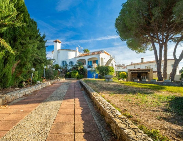 Chalet independiente en venta en Eixample Turístic , L'Escala photo 1