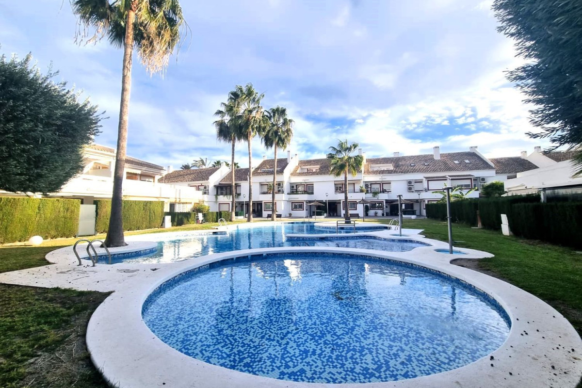 Venta de chalet adosado en  Avenida Conrado Albaladejo , Alicante / Alacant photo 2