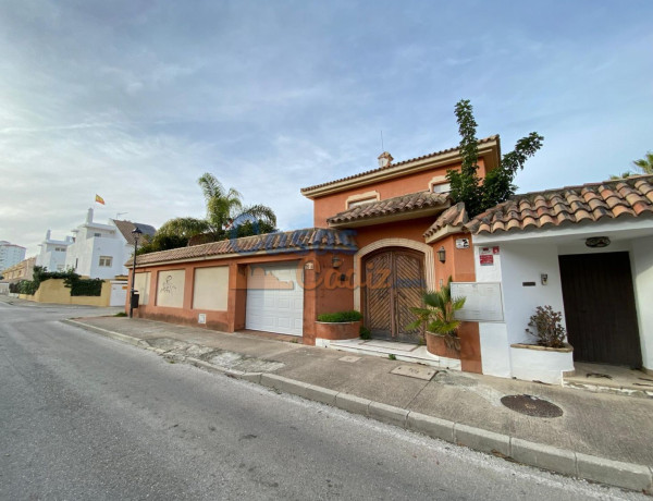 Chalet independiente en venta en Calle Olas, 25, El Puerto de Santa María photo 1