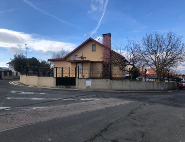 Chalet independiente en venta en Bayas - Polígono , Miranda de Ebro photo 1