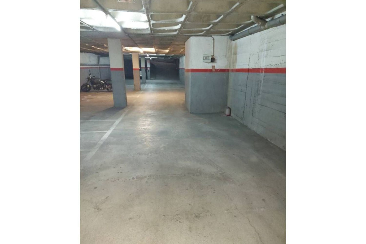 Продажа гаража на Calle de Torras i Bages , Сабадель photo 1