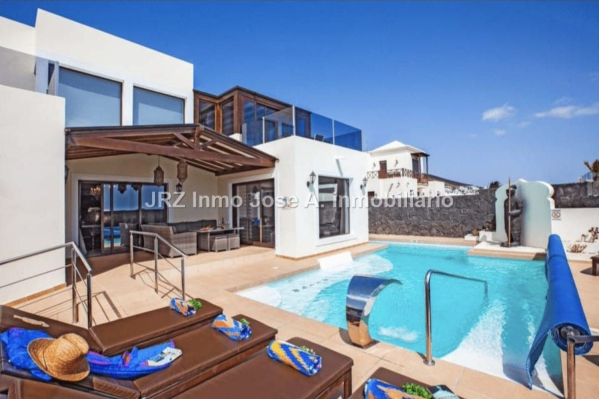 Sale of townhouse in  Urb. Montaña Roja , Yaiza photo 2