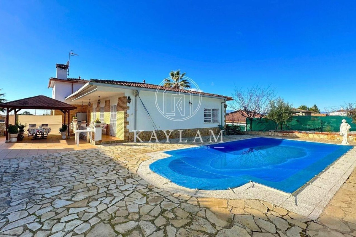 Sale of independent chalet in Avenida Rafael Albertí, Lloret de Mar
photo 1