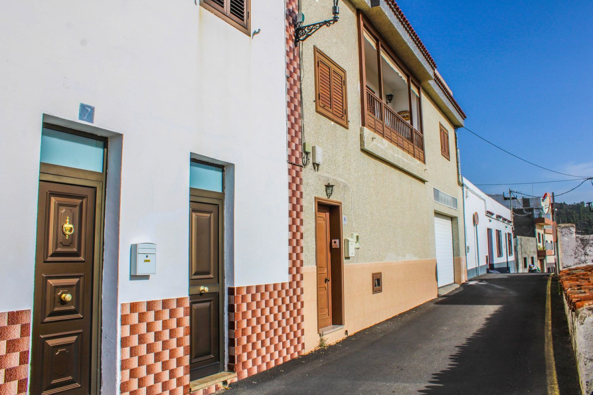 Sale of townhouse in Calle Paraíso, 9 , Santiago del Teide photo 1