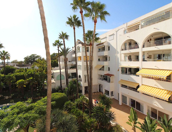 Piso en venta en Avenida Pernet, Estepona thumbnail 1
