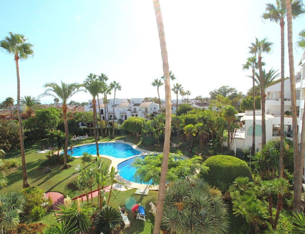 Piso en venta en Avenida Pernet, Estepona thumbnail 2