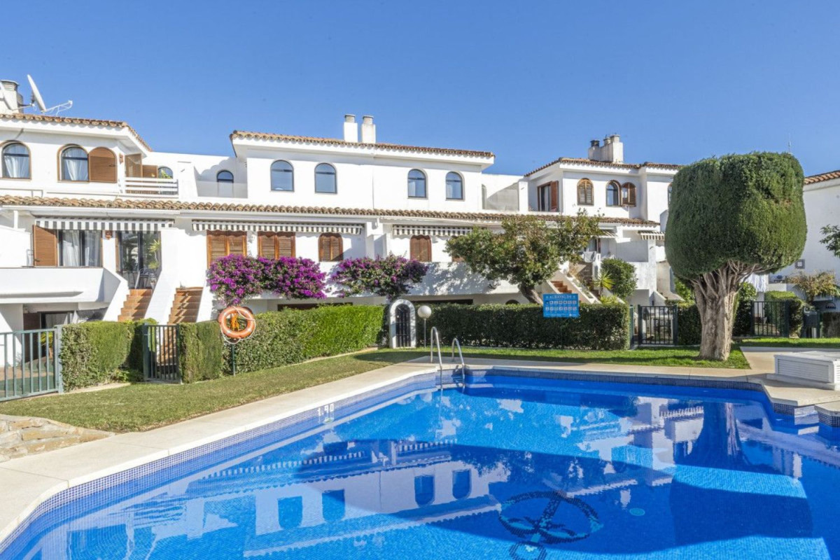 Venta de chalet adosado en  Calle Bolivia s/n , Estepona photo 2