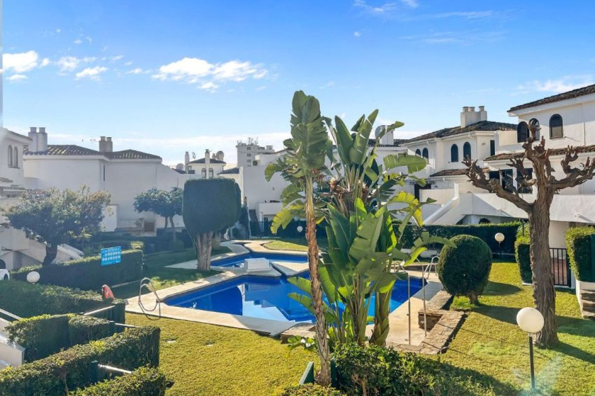 Venta de chalet adosado en URB. ABAYALDE , Estepona photo 1