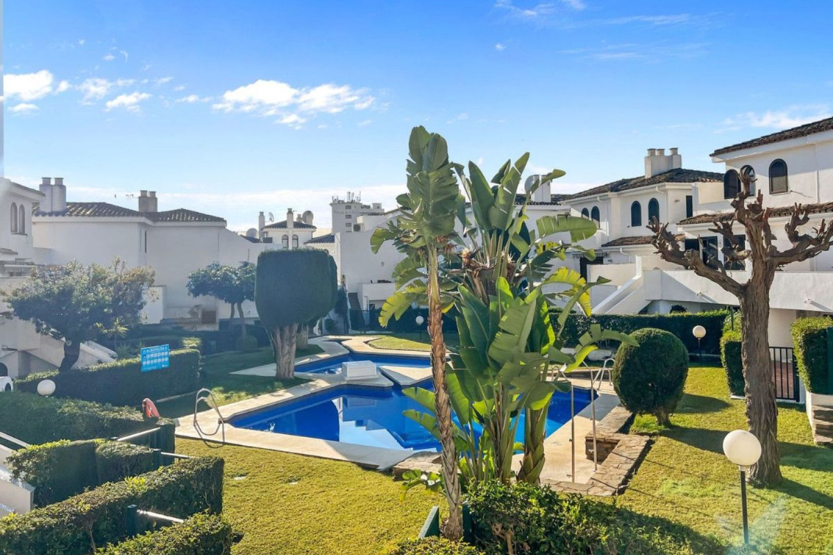 Venta de chalet adosado en URB. ABAYALDE , Estepona photo 2