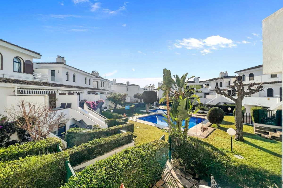 Venta de chalet adosado en URB. ABAYALDE , Estepona photo 3
