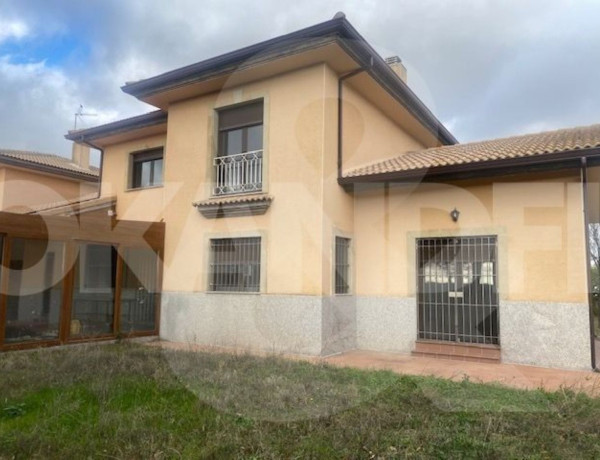Chalet adosado en venta en , Villamayor thumbnail 1