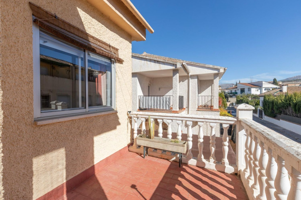 Venta de chalet adosado en Calle Góngora , La Zubia photo 1
