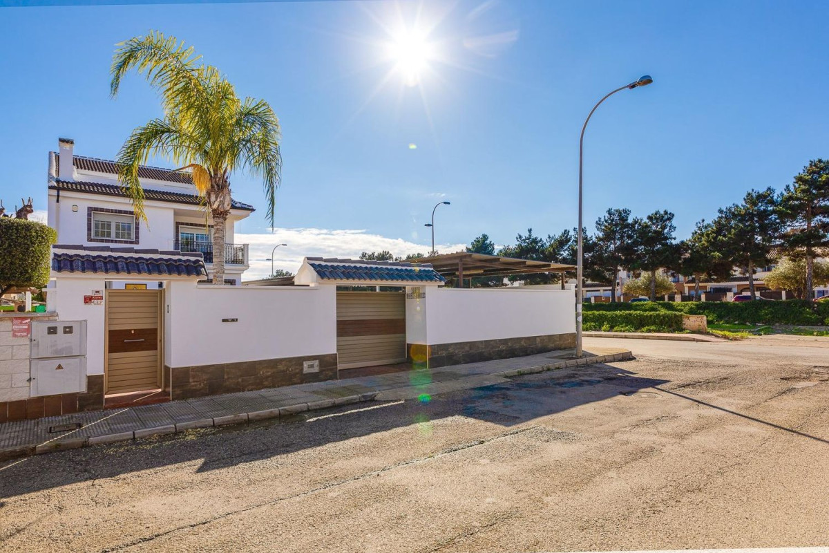 Sale of independent chalet in Calle del Bonsái, San Javier
photo 2