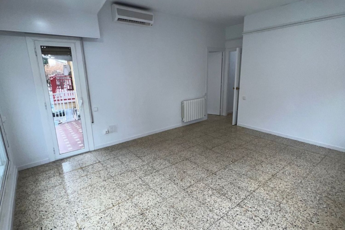 Sprzedaż mieszkania w Calle de Font i Escolà, Badalona
 photo 3