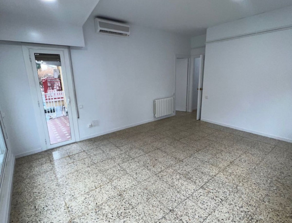 Piso en venta en Calle de Font i Escolà, Badalona thumbnail 2