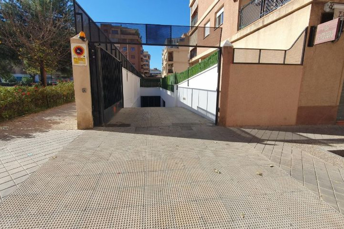 Sprzedaż garażu w Calle Torre de la Vela, 1 , Granada photo 1