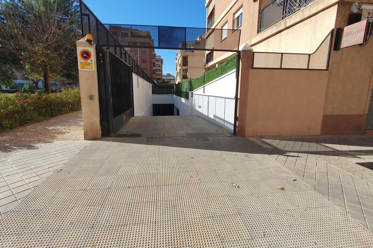 Sprzedaż garażu w Calle Torre de la Vela, 1 , Granada photo 2