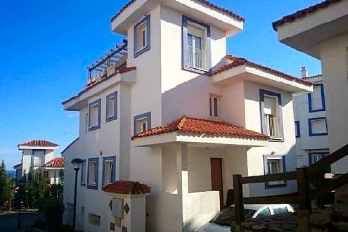 Venta de chalet adosado en Calle Almendro el , Manilva photo 1