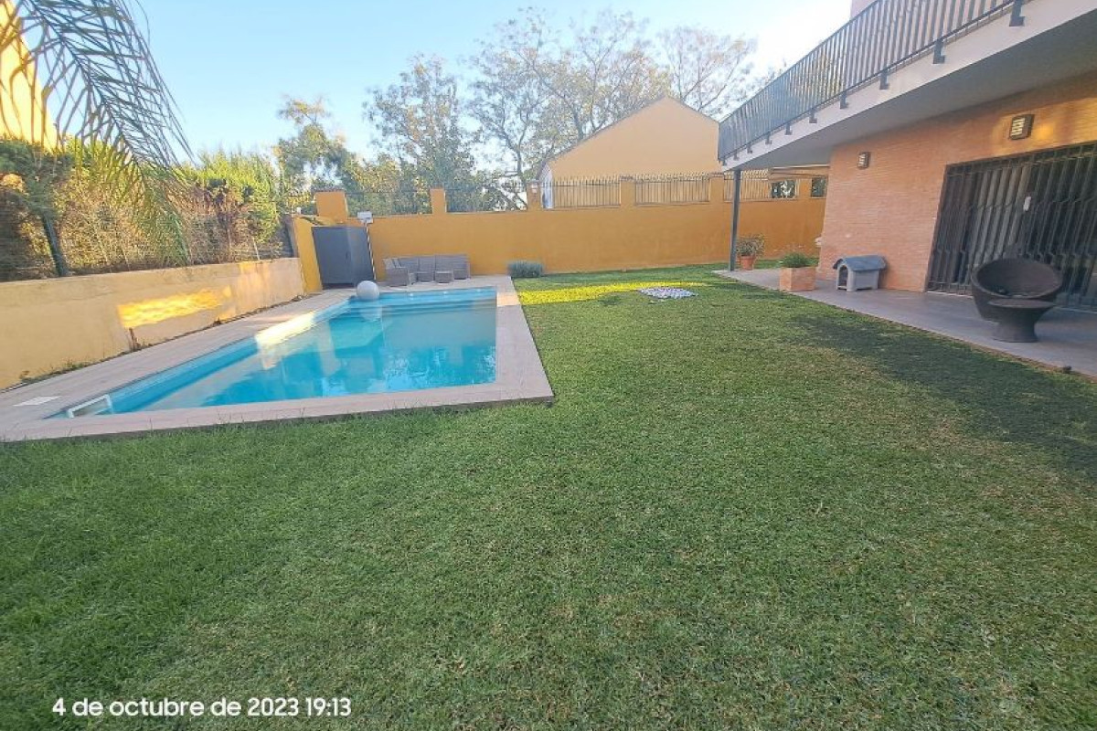 Casa o chalet independiente en venta en calle Álvarez Quintero, Gines
photo 1
