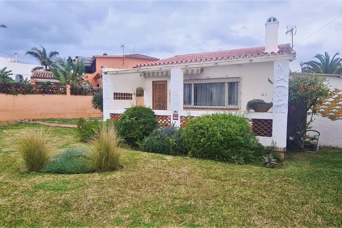 Sprzedaż niezależnego domku jednorodzinnego w Urbanización Costabella, Marbella photo 1