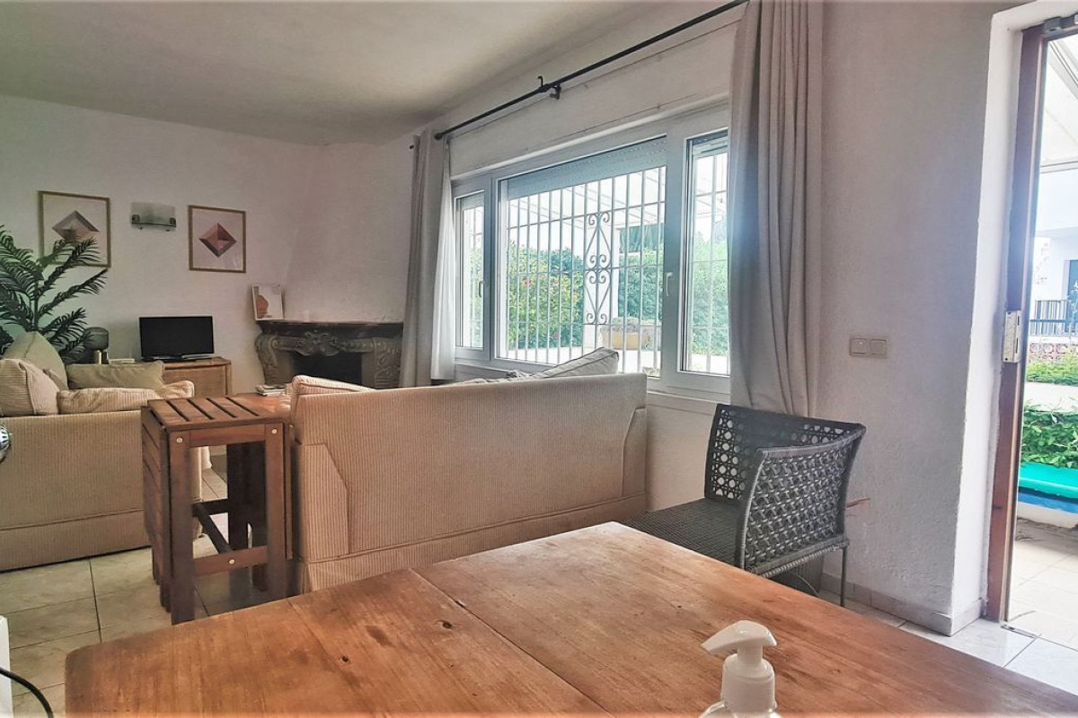 Sprzedaż niezależnego domku jednorodzinnego w Urbanización Costabella, Marbella photo 4