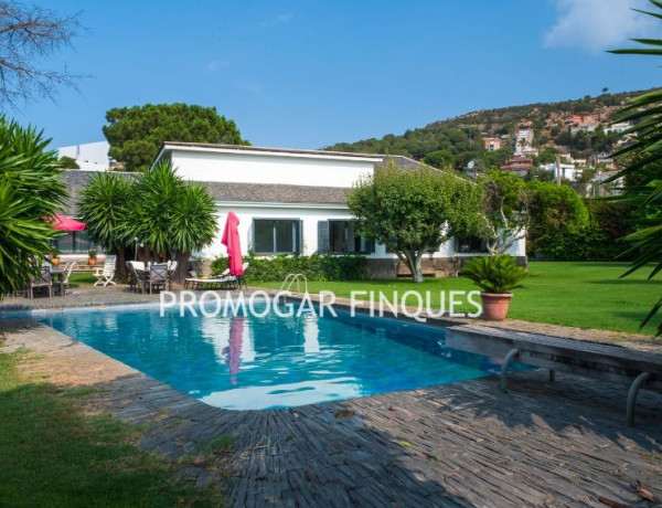 Detached villa for sale in Calle de l'Olm, Badalona photo 1