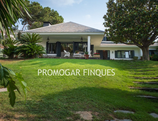 Detached villa for sale in Calle de l'Olm, Badalona thumbnail 2
