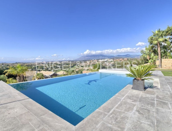 Chalet independiente en venta en Calle Groucho Marx, Benahavís thumbnail 1