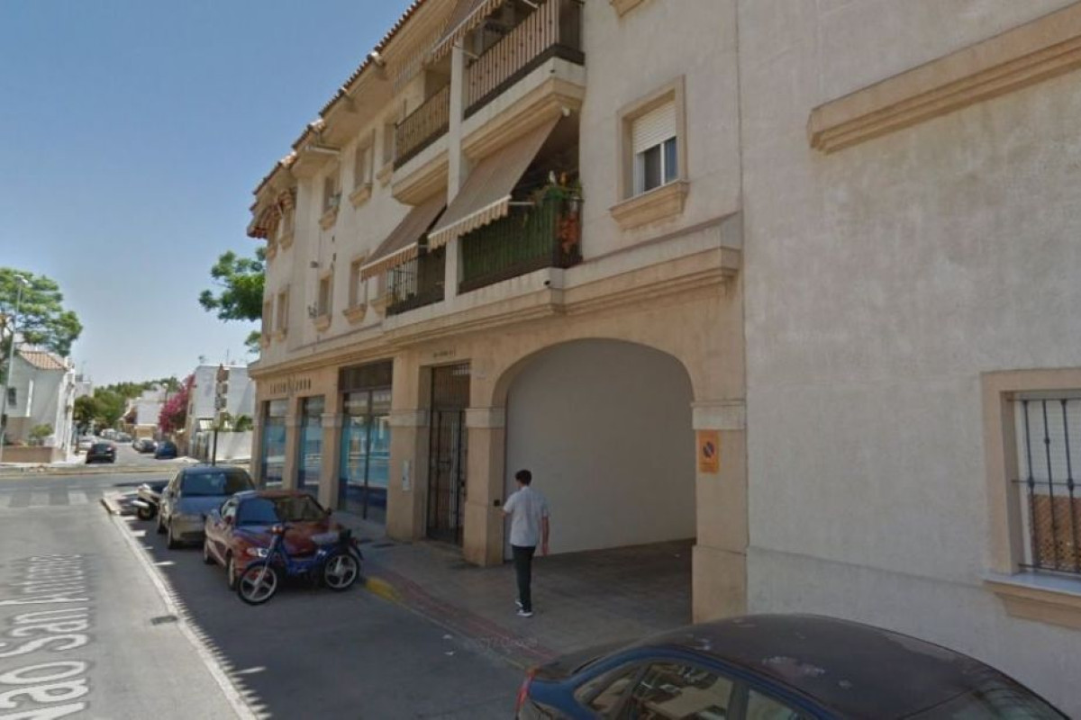 Garage sale at Calle Nao San Antonio , Sanlúcar de Barrameda photo 1