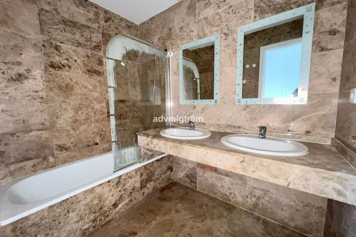 Sale of apartment in San Pedro de Alcántara, Marbella
 photo 4