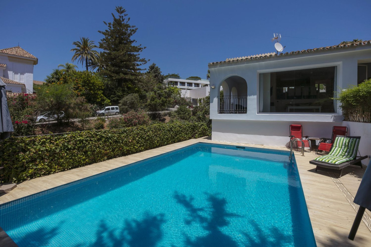 Sprzedaż niezależnego domku jednorodzinnego w Las Chapas-El Rosario , Marbella photo 1