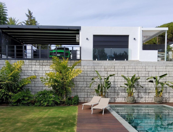Chalet independiente en venta en Las Chapas-El Rosario , Marbella thumbnail 1