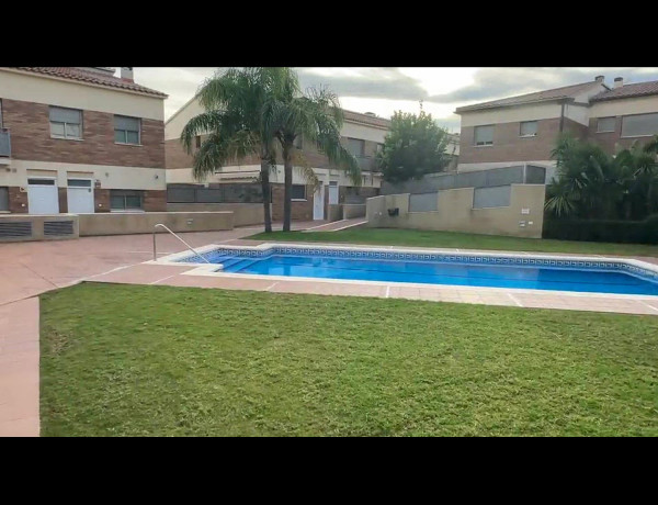 Chalet adosado en venta en  Calle del Doctor Ramon i Cajal , El Vendrell photo 2