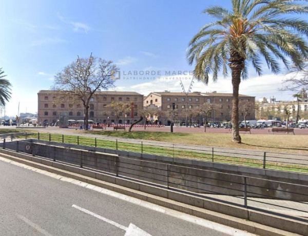 Edificio en venta en La Barceloneta photo 1