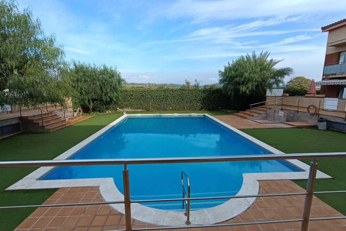 Venta de chalet adosado en Pla de Sant Pere-Les Salines , Cubelles photo 2