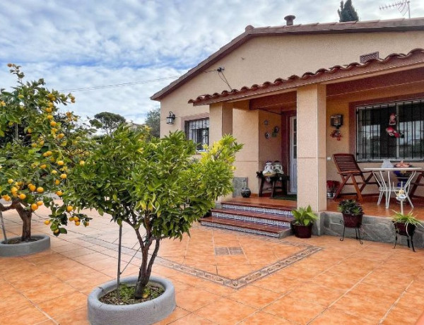 Detached villa for sale in Marianao , Sant Boi de Llobregat photo 1