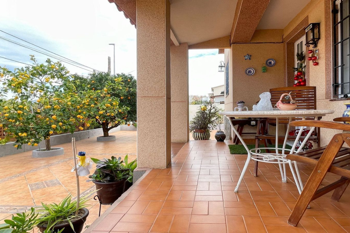 Sprzedaż niezależnego domku jednorodzinnego w Marianao , Sant Boi de Llobregat photo 3